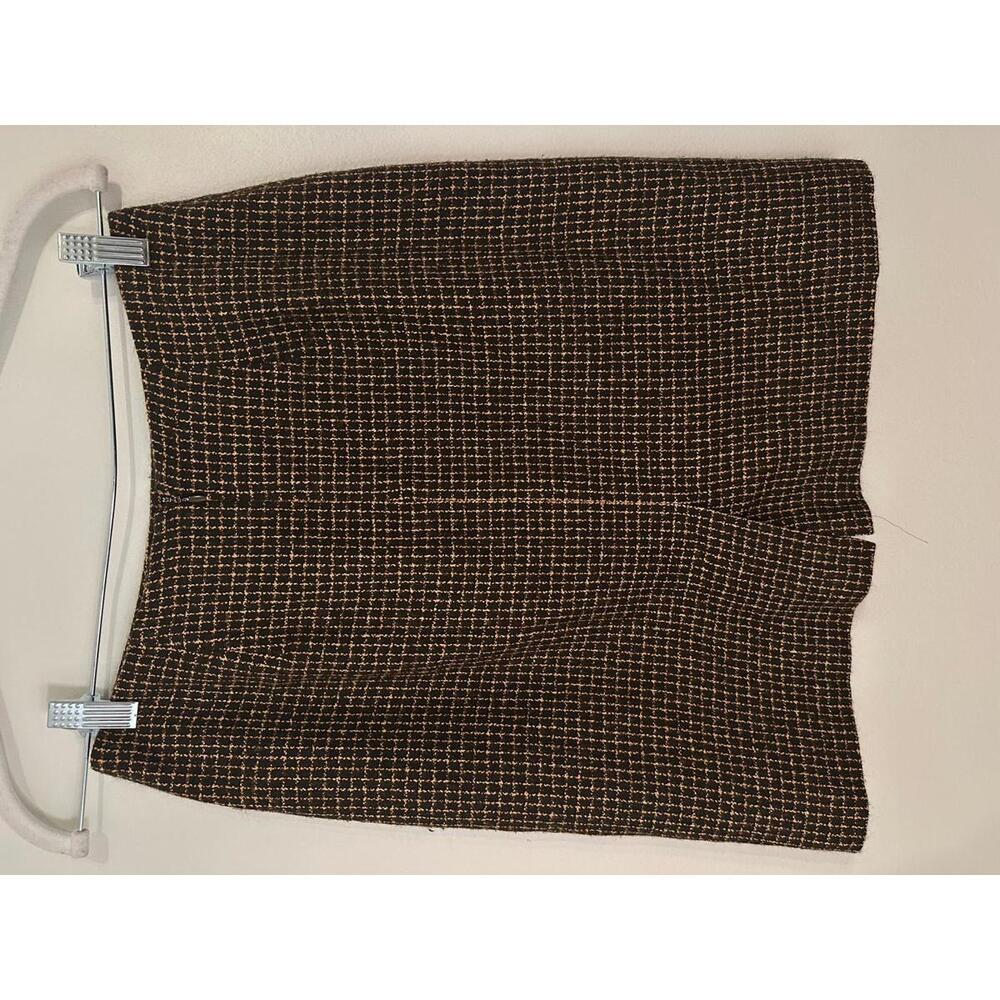 Causal Corner Annex Skirt